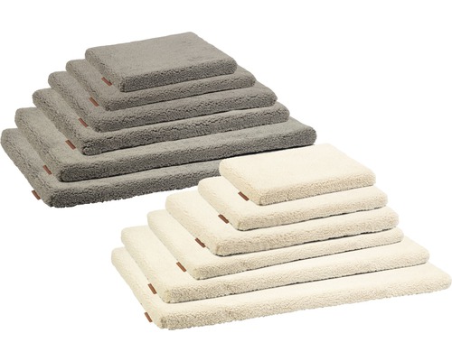 Gestapelte, rechteckige Hundebetten in verschiedenen Größen