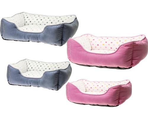 Vier Hundebetten aus Stoff mit Punktmuster