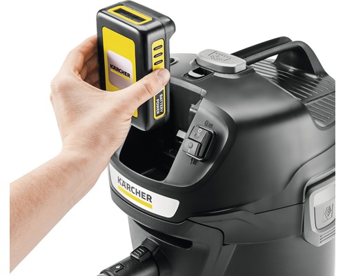 Einsetzen des Akkus in einen Kärcher Staubsauger