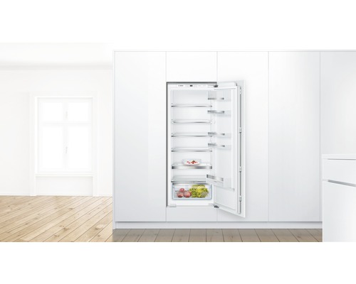 Integrierter Kühlschrank mit offenen Regalen in heller Küchenumgebung.