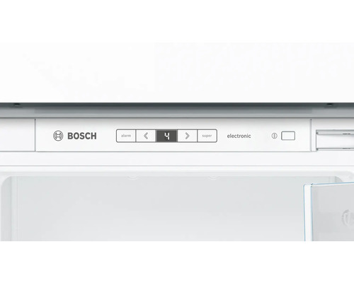 Nahaufnahme des Bedienfelds eines Kühlschranks mit Temperaturanzeige und Bosch Logo.