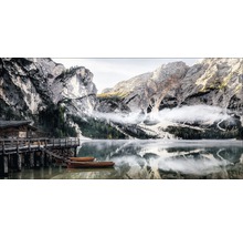 Berglandschaft mit See, Booten und hölzernem Pier