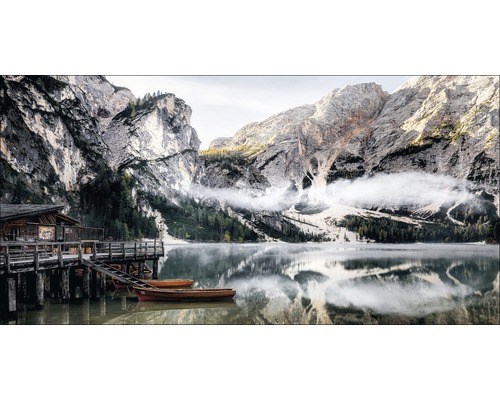 Berglandschaft mit See, Booten und hölzernem Pier