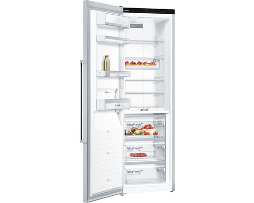 Geöffneter Kühlschrank mit Lebensmitteln auf den Regalen und in den Fächern.