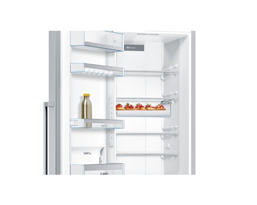 Innenansicht eines Kühlschranks mit Regalen, einer Flasche und Speisen