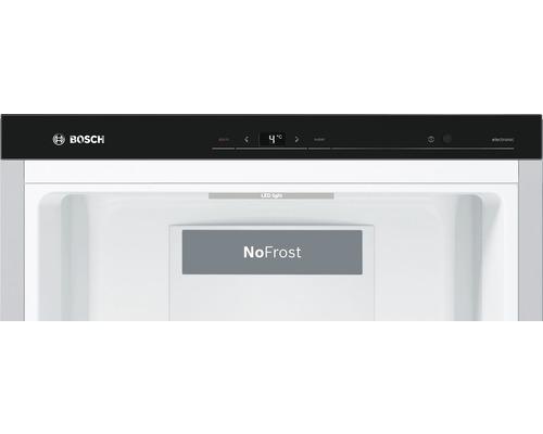 Innenraum eines Kühlschranks mit NoFrost-Funktion und Bosch Logo