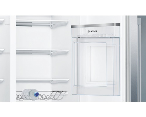 Innenraum eines Kühlschranks mit Regalen und Türfächern sowie Bosch Logo