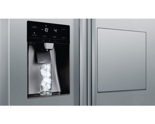 Detailansicht eines Kühlschranks mit Eiswürfelspender und einem Glas gefüllt mit Eiswürfeln.