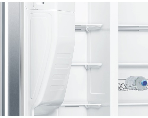 Innenansicht eines Kühlschranks mit Regalen und einer Wasserflasche