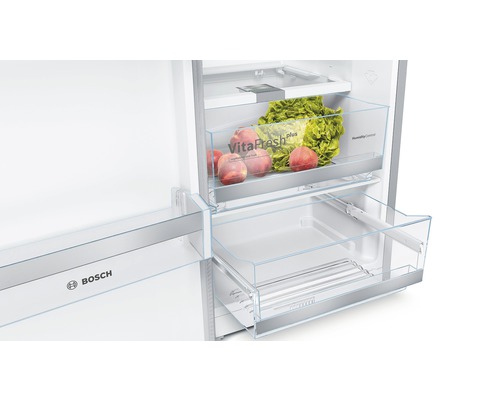 Innenansicht eines Kühlschranks mit Schubladen und Gemüsefach