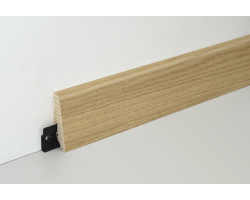Sockelleiste aus Holz mit Befestigungsclip an einer Wand