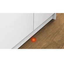 Küchensockel mit rotem Licht auf Holzboden
