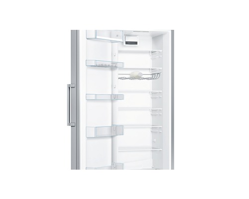 Geöffneter Kühlschrank mit Regalen und Türfächern.
