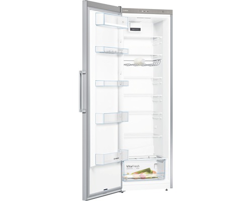 Geöffneter Kühlschrank mit Fächern und Gemüseschublade