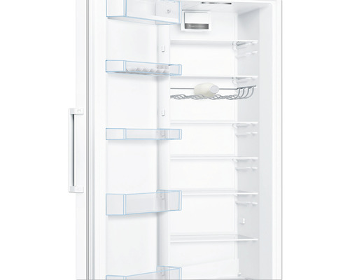 Innenansicht eines Kühlschranks mit Regalen und Fächern