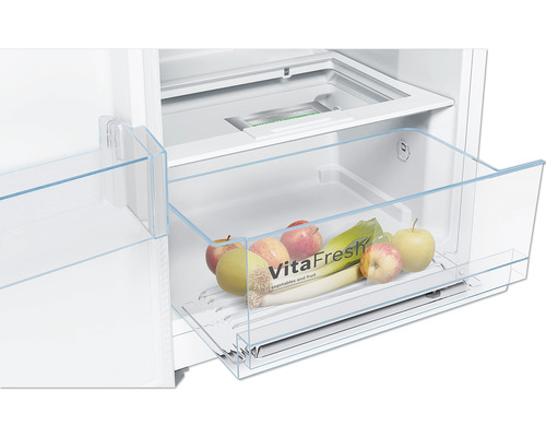 Innenansicht eines Kühlschranks mit VitaFresh Schublade gefüllt mit Obst und Gemüse