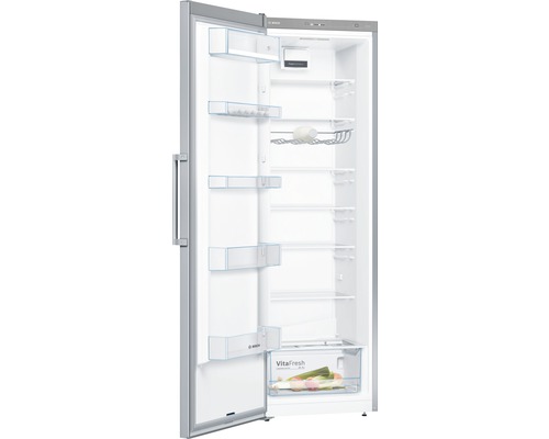 Geöffneter Kühlschrank mit Regalen und VitaFresh Schublade