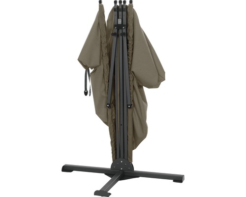 Zusammengeklappter Sonnenschirm mit Ständer