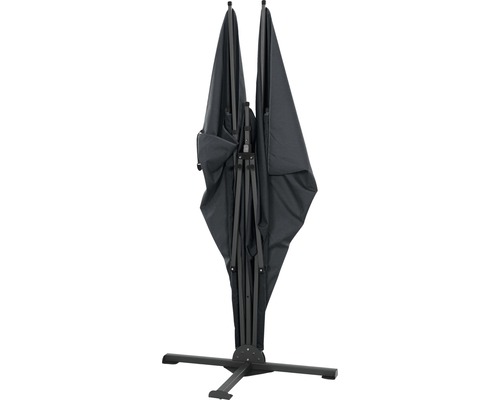 Zusammengeklappter Sonnenschirm mit Ständer