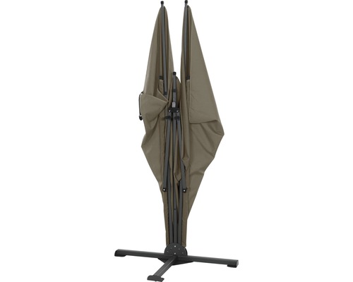 Zusammengeklappter Ampelschirm mit Ständer