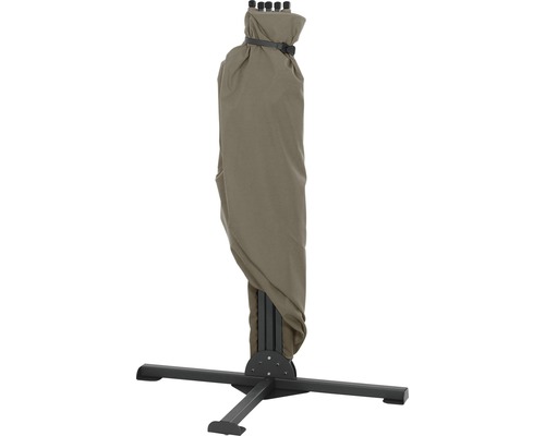 Geschlossener Sonnenschirm mit Schutzhülle und Ständer