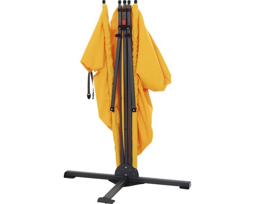 Zusammengeklappter Strandkorb mit Gestell und gelbem Bezug