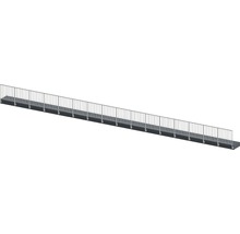 Lange Fußgängerbrücke mit Geländer