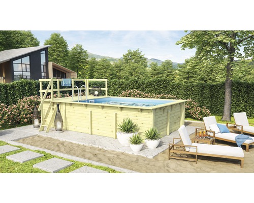 Szene mit einem Holzpool, Liegestühlen und Pflanzen in einem Garten.