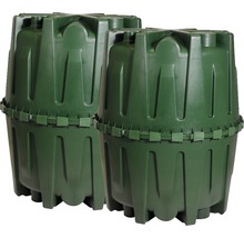 Zwei grüne Regenwassertanks aus Kunststoff
