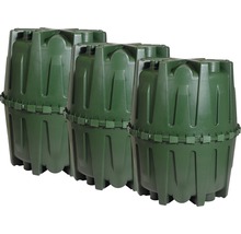 Drei grüne Regenwassertanks aus Kunststoff