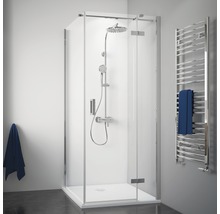 Eckdusche mit Brausegarnitur und Handtuchwärmer im Badezimmer.