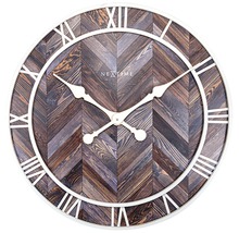 Wanduhr mit römischen Ziffern und Holzstruktur