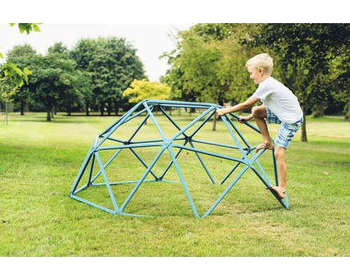 Kind klettert auf Kletterkuppel im Garten