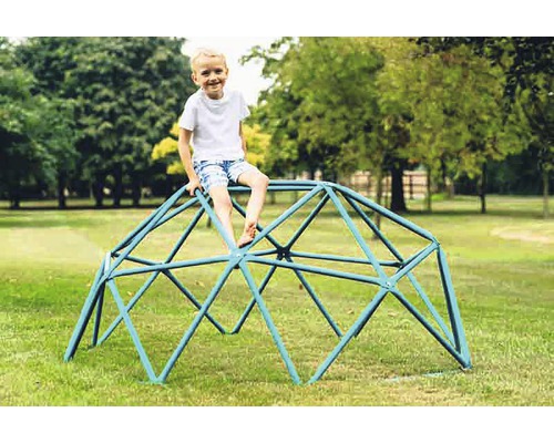 Junge sitzt auf einem Klettergerüst im Garten