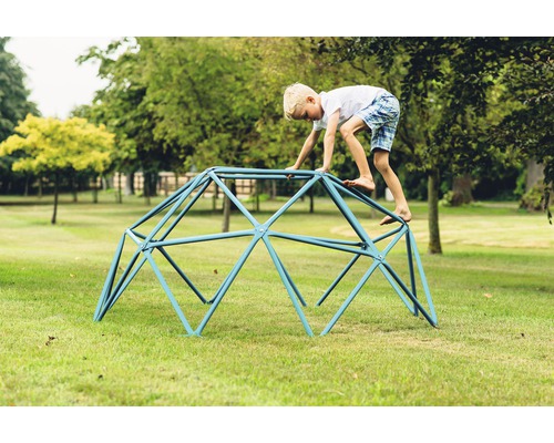Junge klettert auf einem Kuppel-Klettergerüst im Garten.