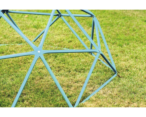 Detailansicht eines Spielgerüsts auf einer Rasenfläche