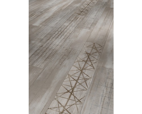 Laminatboden mit geometrischem Muster für Innenräume.