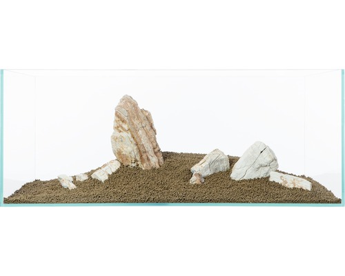 Eingerichtetes Aquarium mit Steinen und Bodengrund