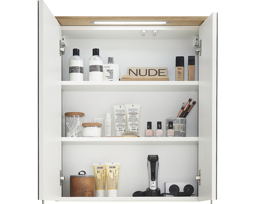 Offener Badezimmerschrank mit Kosmetikprodukten und Körperpflegeprodukten