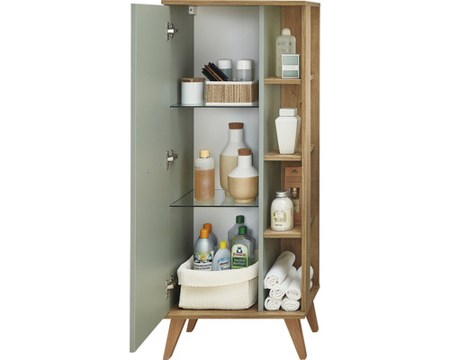 Offener Badezimmerschrank mit Fachböden zur Aufbewahrung von Badartikeln