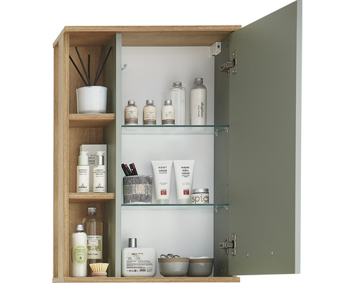 Badezimmerschrank mit Holzdekor, Glasregalen und diversen Badartikeln