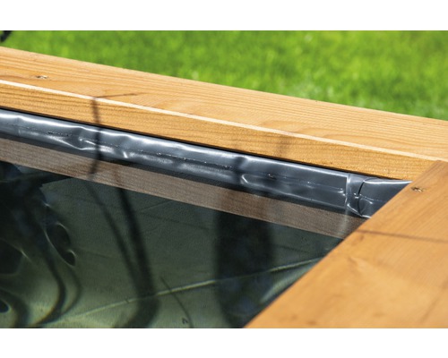 Detailansicht eines Hochbeets mit Holzrahmen und Folie