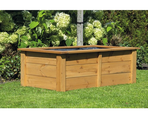 Holzpflanzkasten im Garten