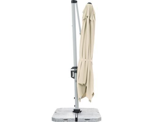 Geschlossener Ampelschirm auf einem Sockel