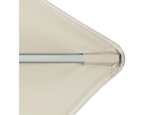 Detailansicht einer hellen Sonnenschirmbespannung mit Strebe