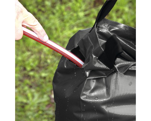Schwarzer Wassersack mit Gartenschlauch