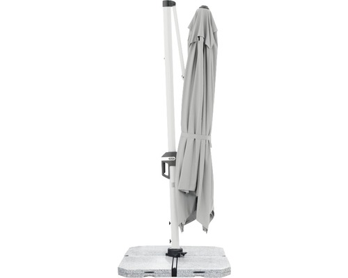 Geschlossener Ampelschirm auf einem Sockel für den Gartenbereich