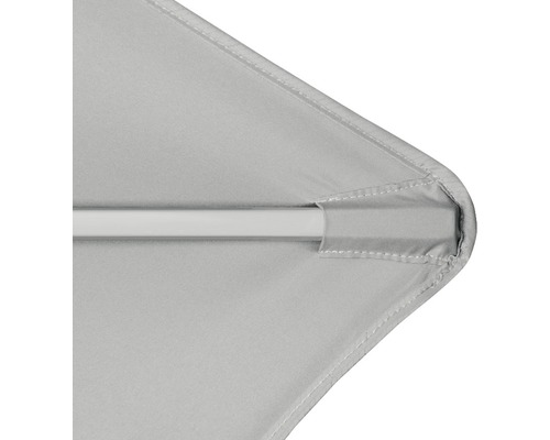 Detailansicht einer Sonnenschirmspitze mit Strebe