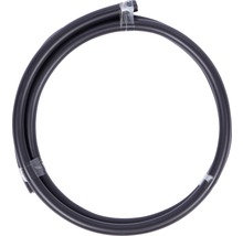 Schwarzer Bewässerungsschlauch, aufgerollt und mit Klebeband fixiert.