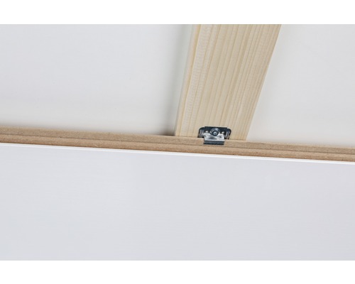 Detailansicht einer Befestigung von Holzleiste an einer Möbelplatte